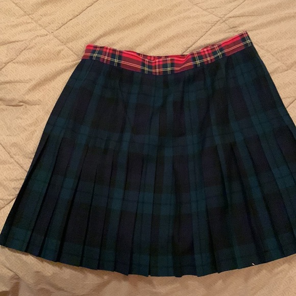 Tommy Hilfiger Tartan skirt with a black patent leather buckle tie - Picture 2 of 2
